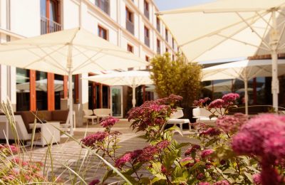 Terrasse Aufgespannter Sonnenschirm auf der Terrasse