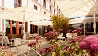 Terrasse Aufgespannter Sonnenschirm auf der Terrasse