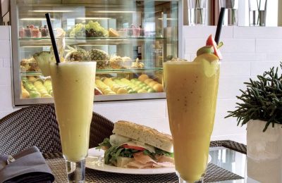Vitalbar Zwei gelbe gesunde Drinks an der Vitalbar