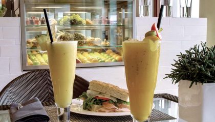 Vitalbar Zwei gelbe gesunde Drinks an der Vitalbar