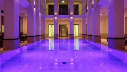 Midweekwellness Lila beleuchteter Pool am Abend