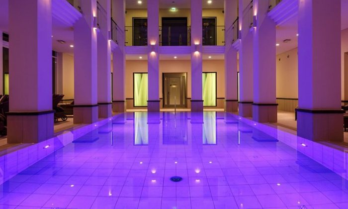 Midweekwellness Lila beleuchteter Pool am Abend