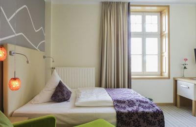 Einzelzimmer Stammhuas A Talseite Bett im Einzelzimmer Stammhuas A Talseite