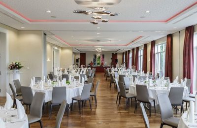 Feierlichkeiten 2 Große Taffel mit mehreren gedeckten Tischen für z.B. eine Hochzeit