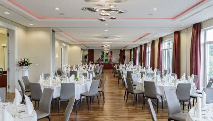 Feierlichkeiten 2 Große Taffel mit mehreren gedeckten Tischen für z.B. eine Hochzeit