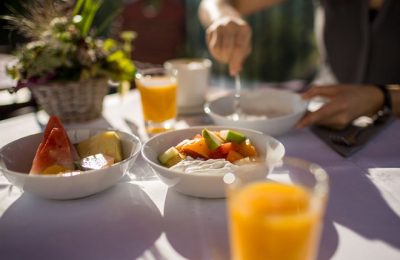 Frühstück Gedeckter Frühstückstisch mit Orangensaft