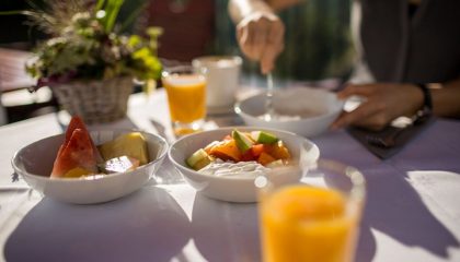 Frühstück Gedeckter Frühstückstisch mit Orangensaft