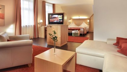 Juniorsuite Heidekopf Straßenseite Wohnraum in der Juniorsuite Heidekopf Straßenseite