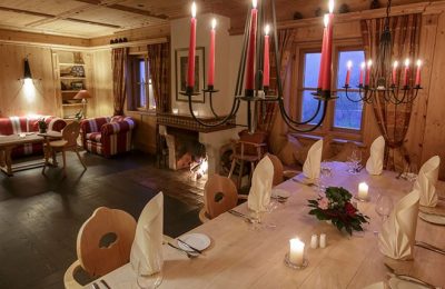 Kaminstube Restaurant mit Kamin und Kerzenlicht