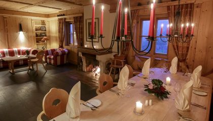 Kaminstube Restaurant mit Kamin und Kerzenlicht