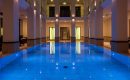 Schwimmbad Blau beleuchteter Pool