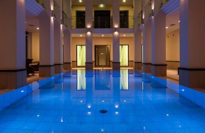 Schwimmbad Blau beleuchteter Pool