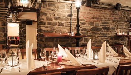 Restaurant Fein gedeckter Tisch im Kerzenschein