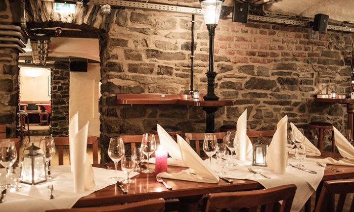 Restaurant Fein gedeckter Tisch im Kerzenschein