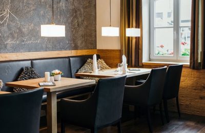 Restaurant Antons Schwarzer Stühle und stilvolle Einrichtung im Restaurant Antons