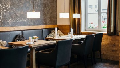 Restaurant Antons Schwarzer Stühle und stilvolle Einrichtung im Restaurant Antons