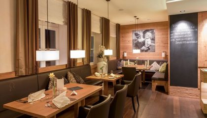 Restaurant Antons 2 Tische und Stühle im Restaurant Antons 2