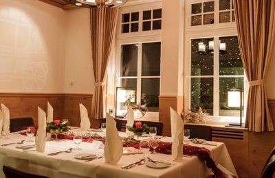 Restaurant 2 Gedeckte Tische am Abend in gemütlicher Beleuchtung