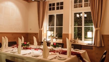 Restaurant 2 Gedeckte Tische am Abend in gemütlicher Beleuchtung