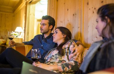 Romantik Paar genießt gemeinsame Auszeit mit einem Glas Rotwein