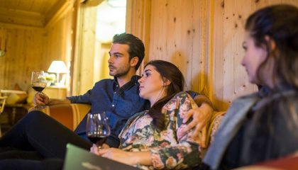 Romantik Paar genießt gemeinsame Auszeit mit einem Glas Rotwein