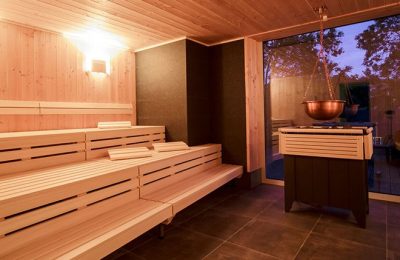 Sauna Hell beleuchtete Sauna am Abend