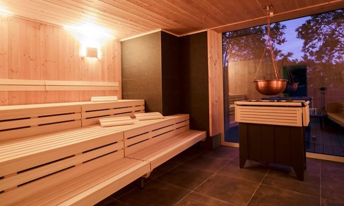 Sauna Hell beleuchtete Sauna am Abend