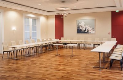 Tagungsraum Großer u-förmiger Tisch im Tagungsraum
