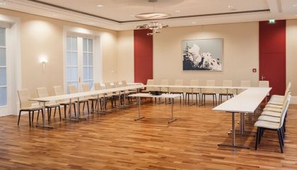 Tagungsraum Großer u-förmiger Tisch im Tagungsraum