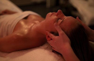 Kopfmassage Frau genießt Kopfmassage