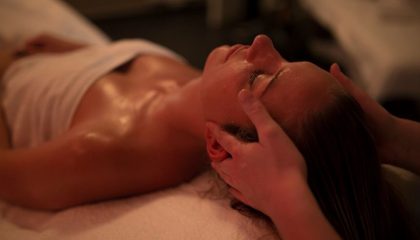 Kopfmassage Frau genießt Kopfmassage