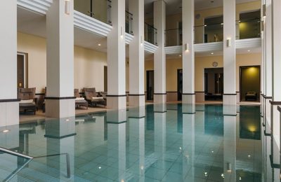 Pool seitlich Seitliche Aufnahme vom Innenpool am Tag