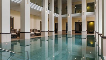 Pool seitlich Seitliche Aufnahme vom Innenpool am Tag