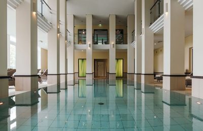 Pool zentrale Aufnahme des Innenpools von vorne