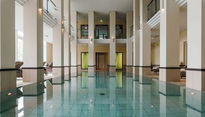 Pool zentrale Aufnahme des Innenpools von vorne