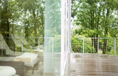 Terrasse Liegen vor Glassfassade  und Terrasse