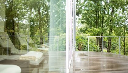 Terrasse Liegen vor Glassfassade  und Terrasse