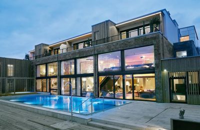 Landhotel Voshövel Außenansicht mit Außenpool vom Landhotel Voshövel in NRW