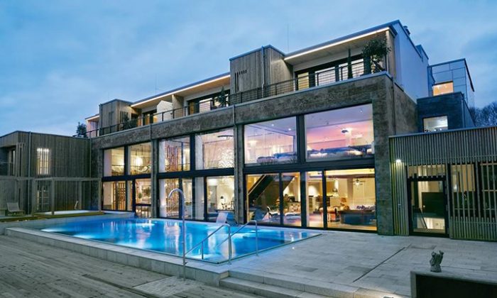 Landhotel Voshövel Außenansicht mit Außenpool vom Landhotel Voshövel in NRW