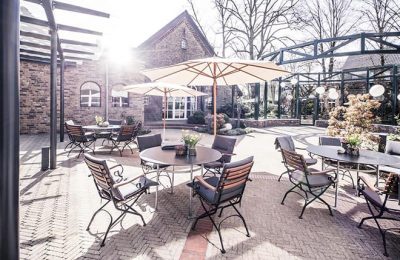 Café Tische unter Sonnenschirmen im Café