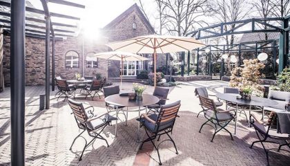 Café Tische unter Sonnenschirmen im Café