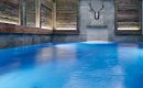 Innenpool Blauer Indoor Pool mit dekorativem Hirschgeweih