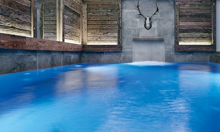 Innenpool Blauer Indoor Pool mit dekorativem Hirschgeweih