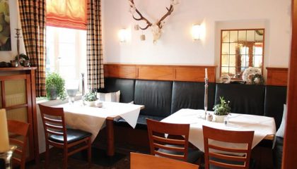 Jägerzimmer Restaurant und Sitzgelegenheiten im Jägerzimmer