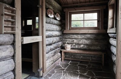 Saunaeingang Eingang zur Sauna in der Blockhütte