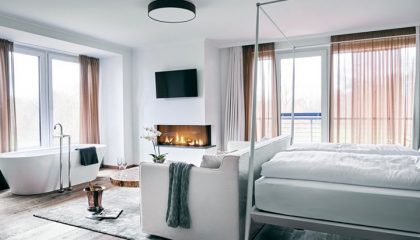 Suiten Bett und Wohnraum in der Kristallsuite