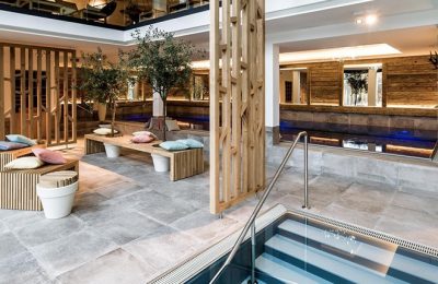 Livingroom Spa Gemütlich eingerichteter Ruheraum neben Indoor Pool
