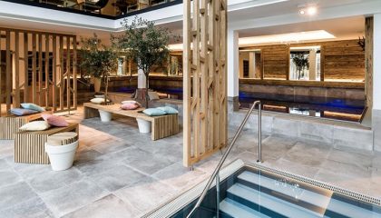 Livingroom Spa Gemütlich eingerichteter Ruheraum neben Indoor Pool