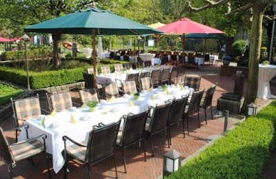 Schlimmergarten Zahlreiche Tische und Stühle unter Sonnenschirmen im Schlimmergarten
