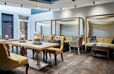 Spa Bistro Tische und Stühle für Snacks im Spa Bistro